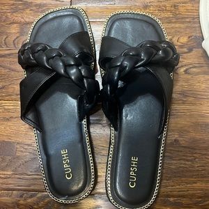 Cupshe 9.5 sandal. Gold/ Black